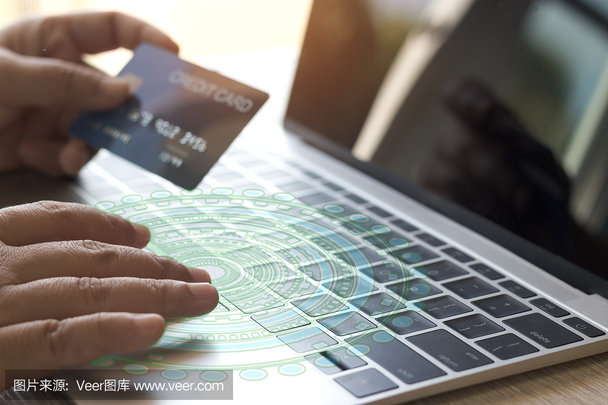 用手提电脑键盘发送信用卡号码进行交易。消费者可以随时随地通过网络浏览器直接从卖家那里购买产品。网上购物和电子商务的概念。